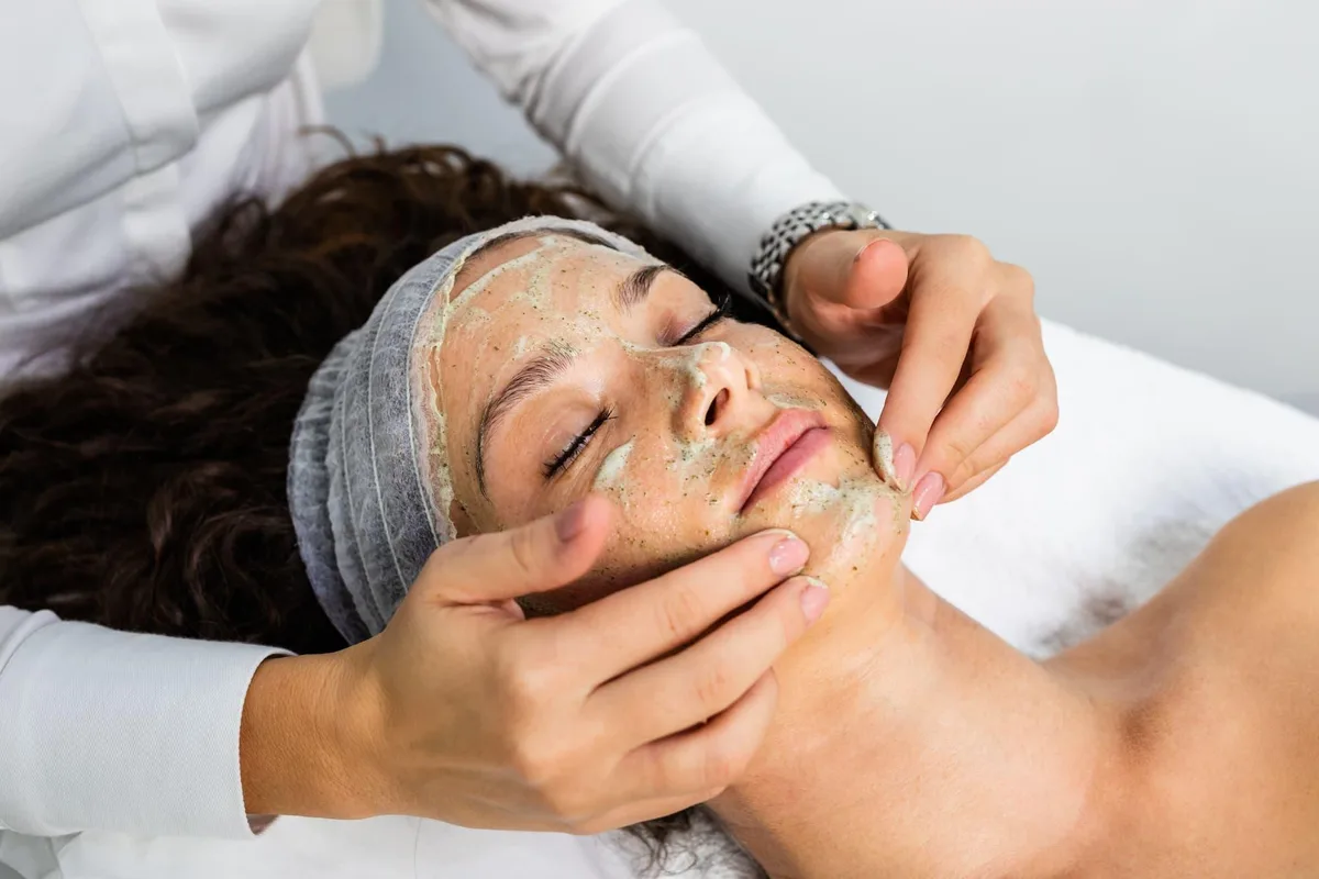 A young woman receiving her final gentle facial before her wedding day as part of a pre-wedding skin care plan.